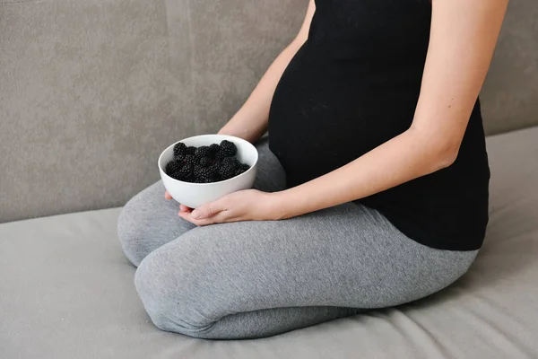 Femeie gravidă care mănâncă mure — Fotografie, imagine de stoc