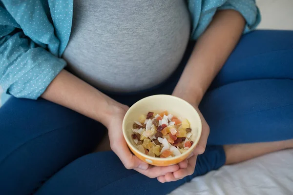 Mujer embarazada comiendo uvas — Foto de Stock