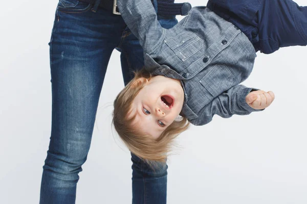 Mãe brincando com menino — Fotografia de Stock