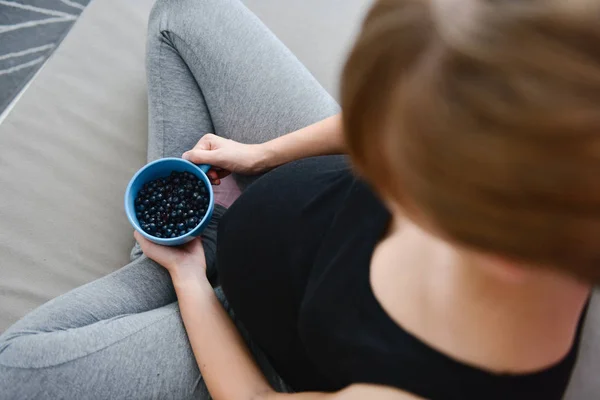 Wanita hamil makan blueberry — Stok Foto