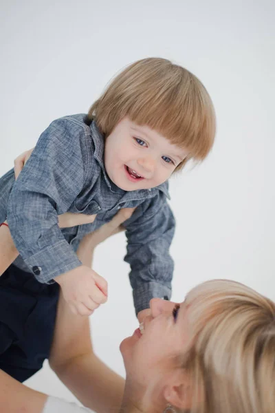 Mutter spielt mit Baby — Stockfoto