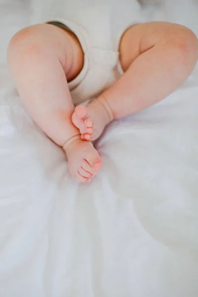 Pernas de bebê infantil — Fotografia de Stock