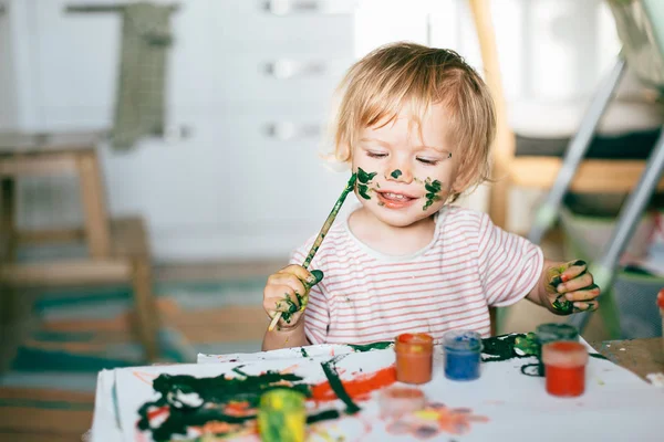 Baby Mädchen Malerei — Stockfoto