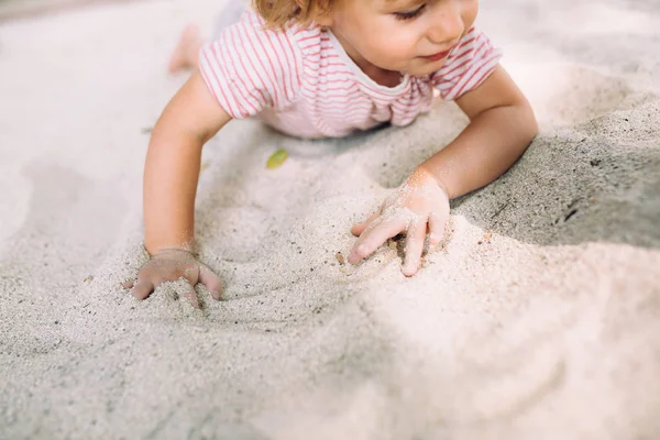 Niña en la playa de arena — Foto de Stock