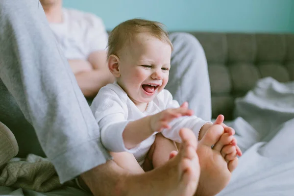 Little girl playing with feet of mother — Stock Photo, Image