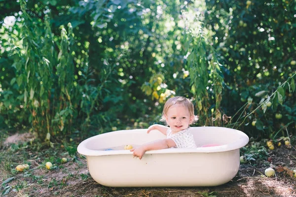 Niña bañándose en la bañera del bebé — Foto de Stock