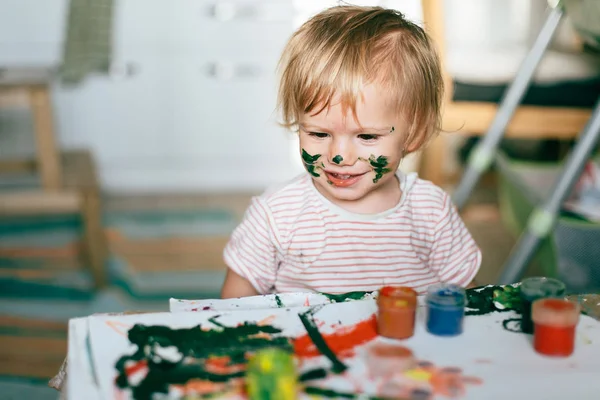 Meisje van de baby schilderij — Stockfoto