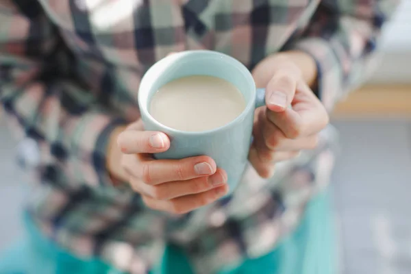 Wanita dengan secangkir susu — Stok Foto