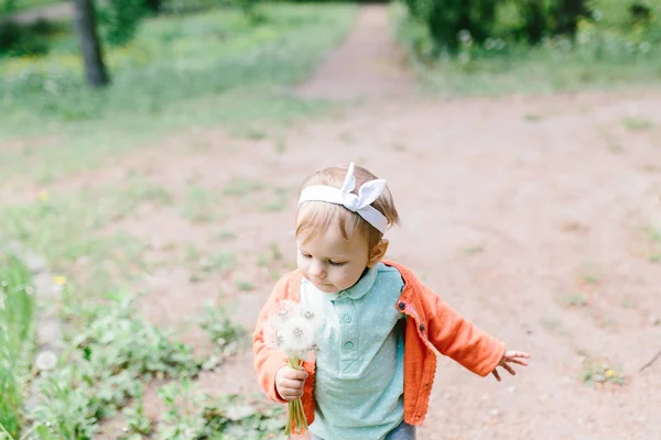 Niña en el parque de verano — Foto de Stock