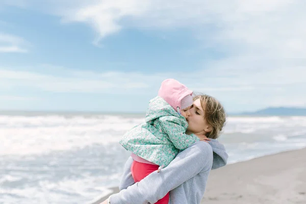 Bebê menina e mãe na praia do mar — Fotografia de Stock