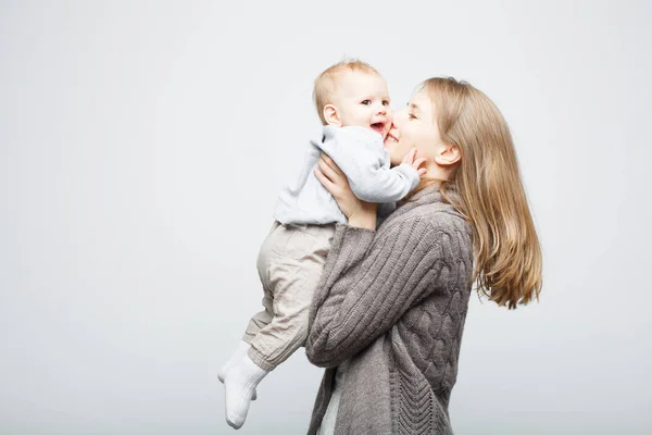 Ung mor med datter – stockfoto