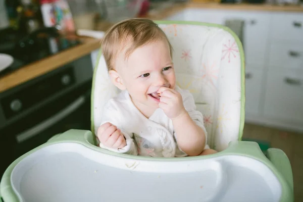 Meisje aan baby tafel — Stockfoto