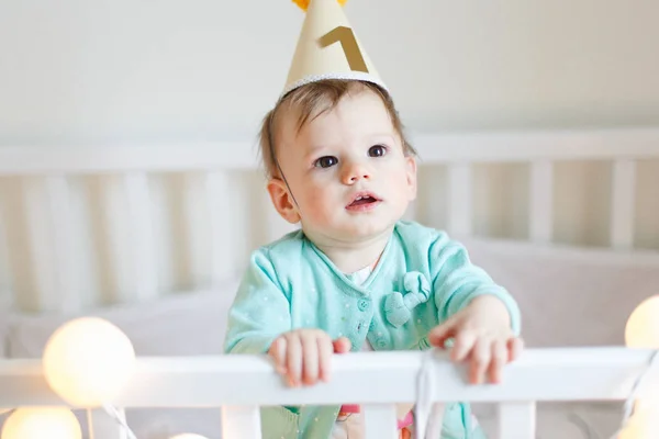 Meisje van de baby in verjaardag hoed — Stockfoto