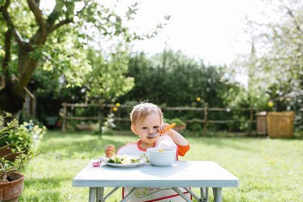Девочка ест пюре — стоковое фото