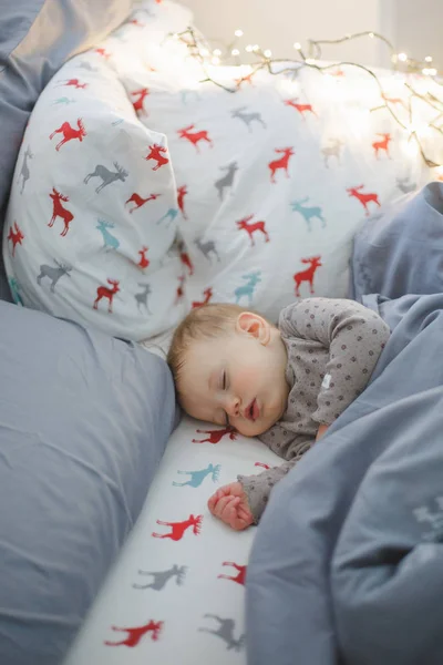 Baby meisje slaapt — Stockfoto