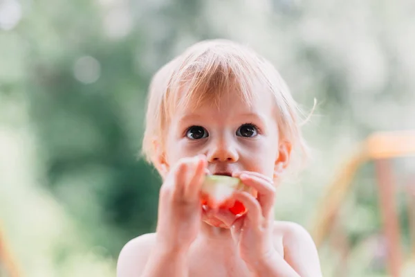 Девочка ест арбуз — стоковое фото