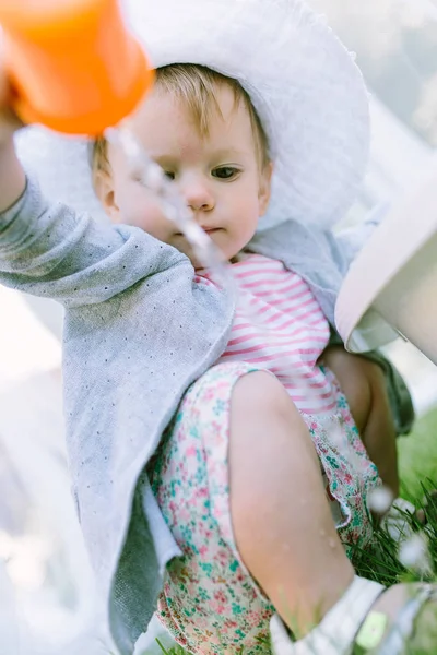 Маленькая девочка играет с чашкой — стоковое фото