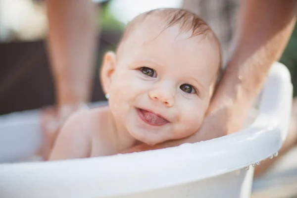 Bebê menina tomando banho — Fotografia de Stock