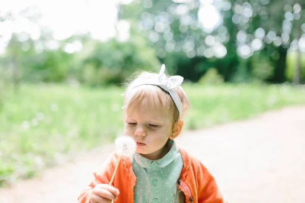 Дівчинка в літньому парку — стокове фото