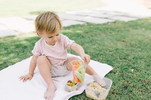 Девочка ест на свежем воздухе — стоковое фото