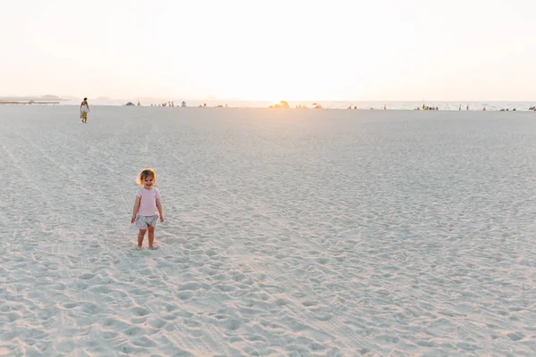 Девочка на песчаном пляже — стоковое фото