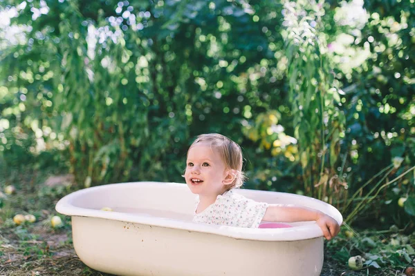 Niña bañándose en la bañera del bebé — Foto de Stock