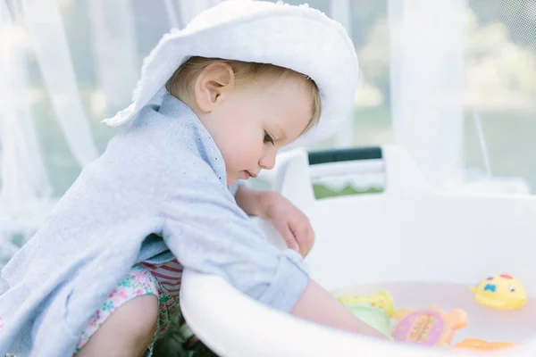 Menina bebê brincando com água — Fotografia de Stock