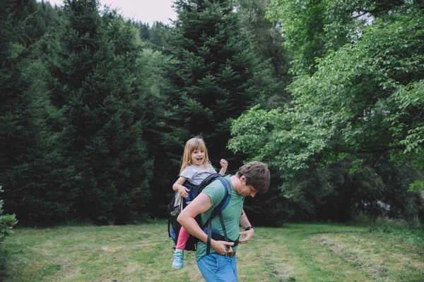 Küçük kızı sırt çantasında taşıyan baba — Stok fotoğraf