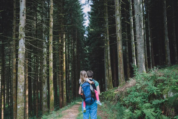 Père portant petite fille dans un sac à dos — Photo