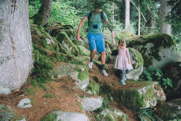 Маленькая девочка и отец в лесу — стоковое фото