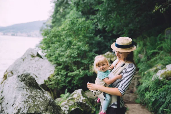 Moeder met dochter in bos — Stockfoto