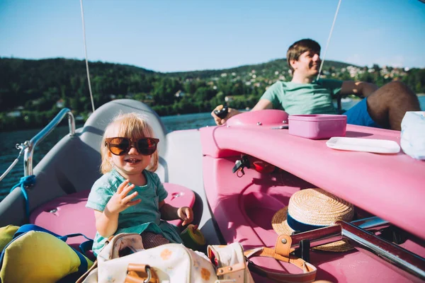 Padre con niña en barco — Foto de Stock