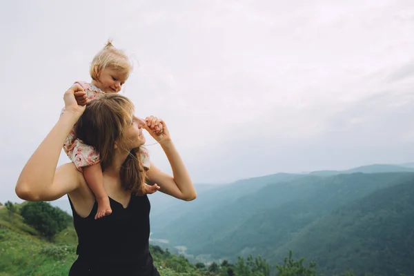 Мать и маленькая дочь на открытом воздухе — стоковое фото