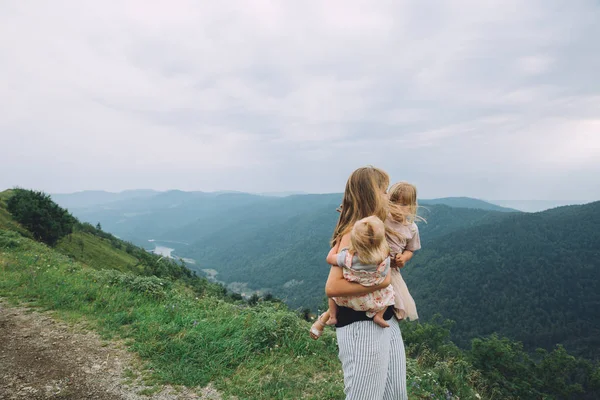 Moeder en kleine dochters buiten — Stockfoto