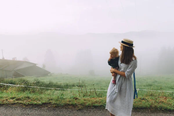 Mother and little daughter outdoor — Stock Photo, Image