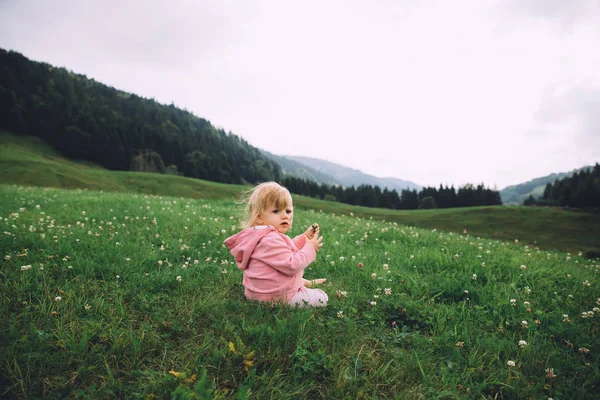 Niña sentada en la hierba — Foto de Stock