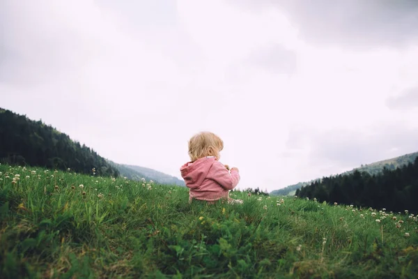 Маленька дівчинка розважається на відкритому повітрі — стокове фото