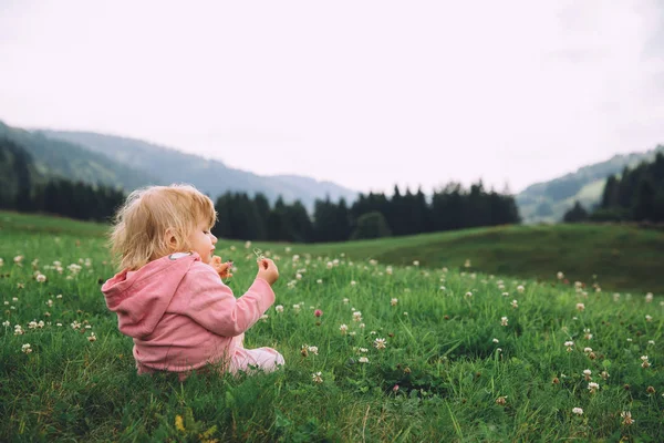 Маленька дівчинка розважається на відкритому повітрі — стокове фото