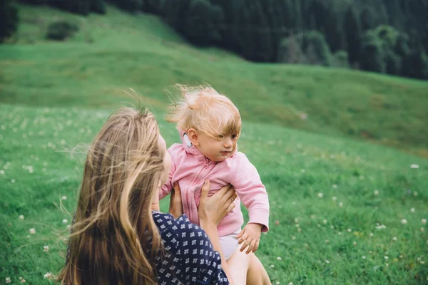 Mother and little daughter outdoor — Stock Photo, Image