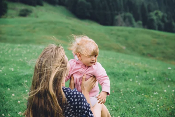 Mãe e filha pequena ao ar livre — Fotografia de Stock