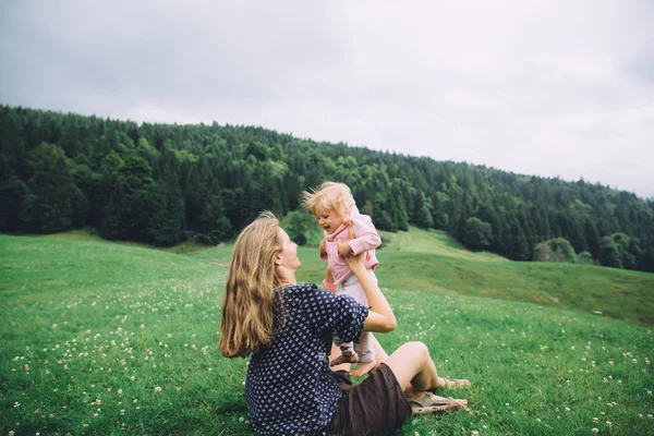 Mãe e filha pequena ao ar livre — Fotografia de Stock