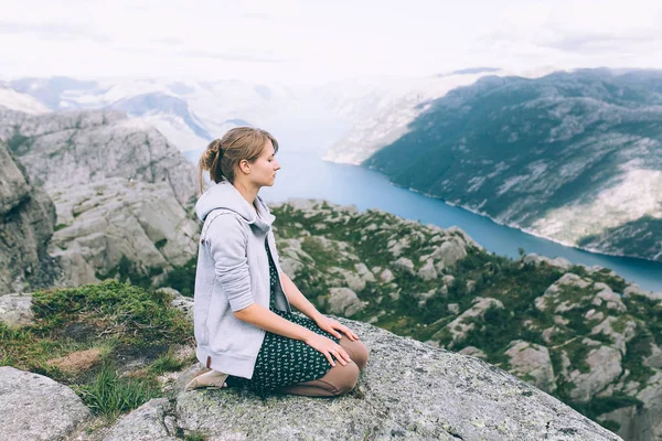 Femme contemplant la vue sur les montagnes — Photo