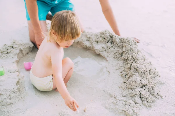 Niña jugando con arena — Foto de Stock