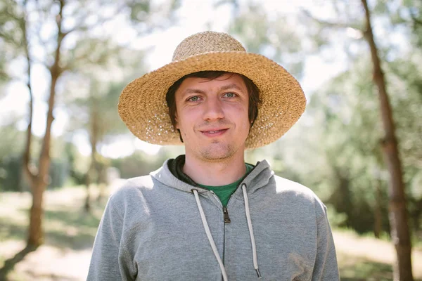 밀 짚 모자에 행복 한 사람 — 스톡 사진