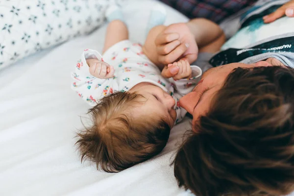 Menina e pai bebê — Fotografia de Stock