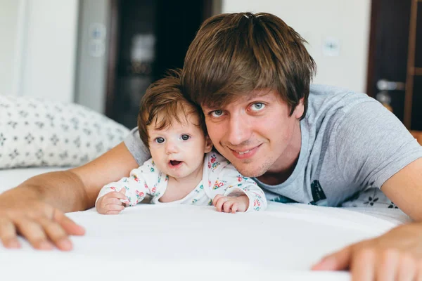 Bebé niña y padre — Foto de Stock