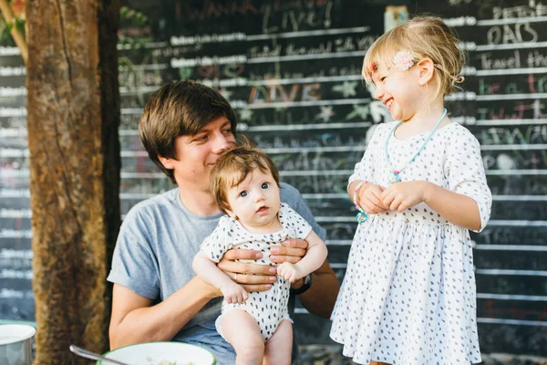 Pai com duas filhas pequenas — Fotografia de Stock