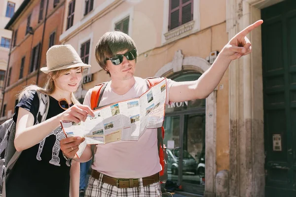 Hombre y mujer mirando el mapa —  Fotos de Stock