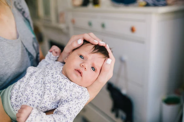 Mãe segurando bebê em mãos — Fotografia de Stock