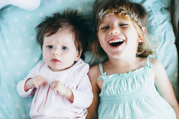 Маленькие девочки, лежащие в постели — стоковое фото